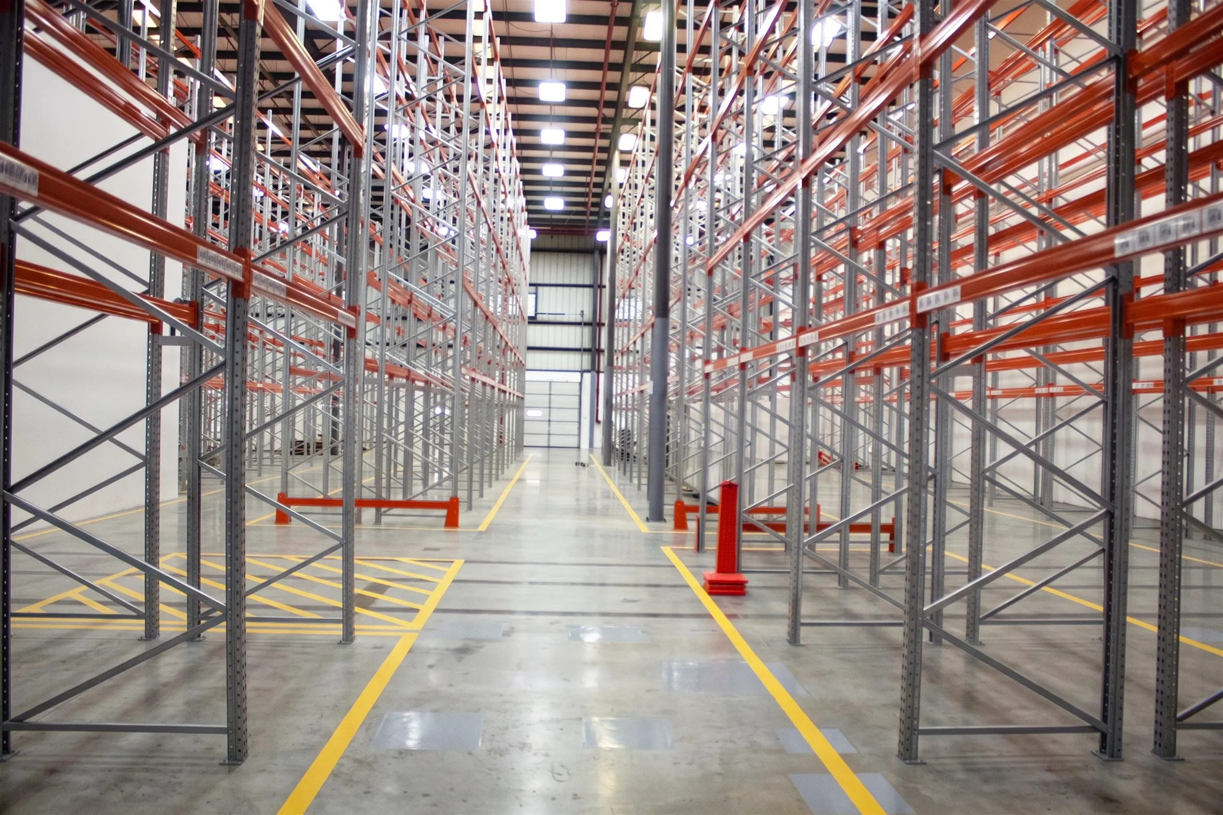 Pasillo principal de la bodega de Truckslogic en Panamá Pacífico