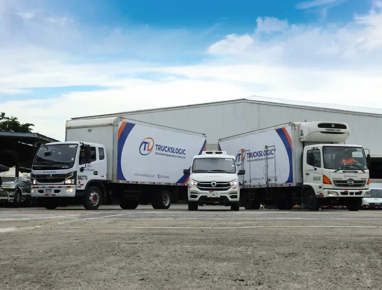 Camiones de Truckslogic en un patio de carga