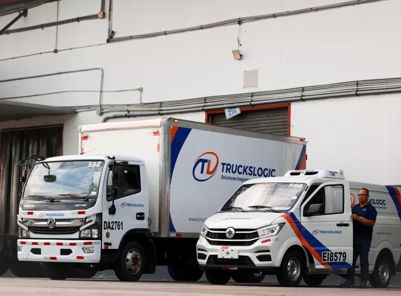 Camiones de Truckslogic en el andén de carga
