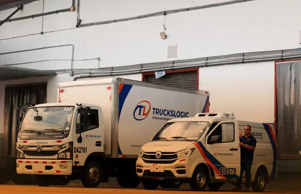 Camiones de reparto de Truckslogic listos para despacho